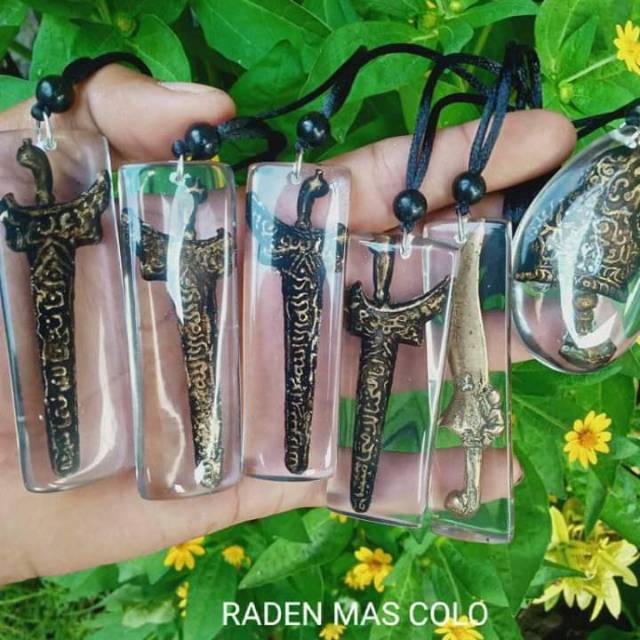 liontin keris mini kuningan silakan di order ya temen2 buat kalung atai gantungan kunci unik keren