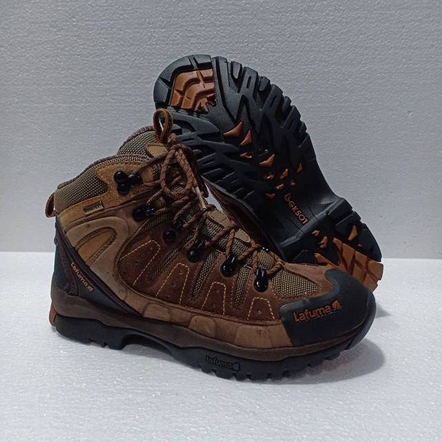 Sepatu gunung lafuma