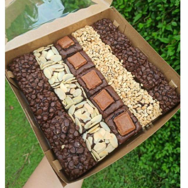 

PREMIUM FUDGY BROWNIES