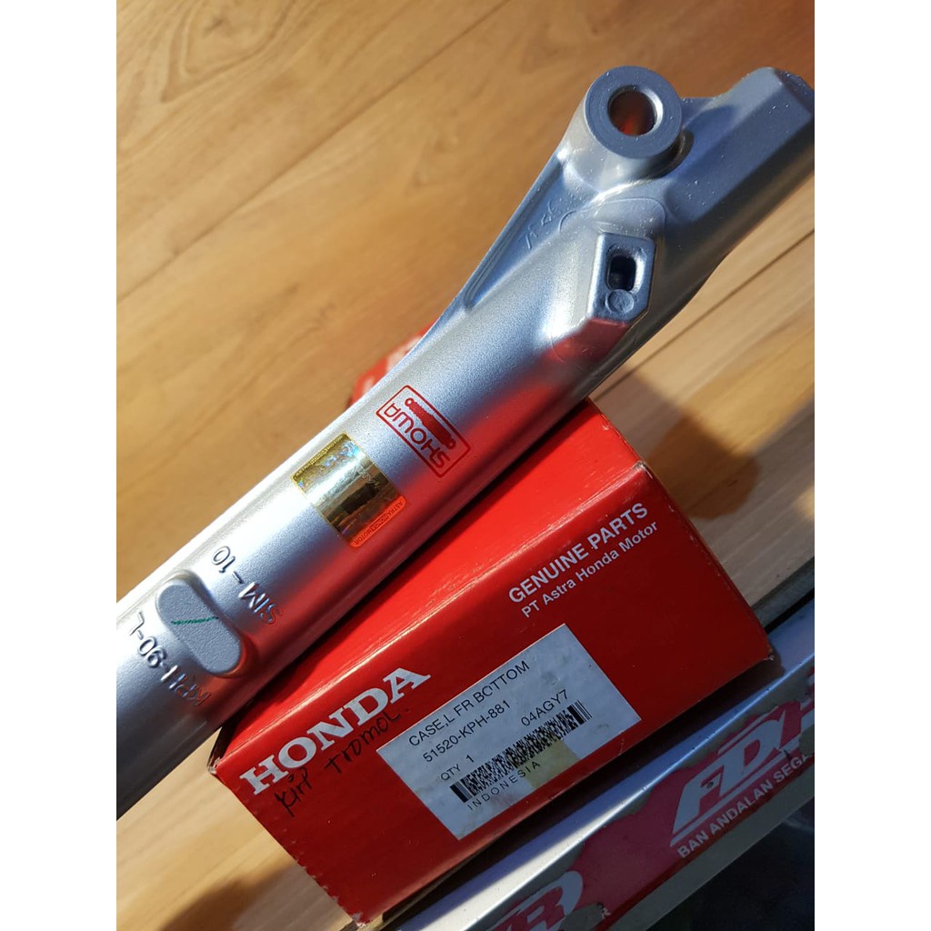 CASE BOTTOM SKOK DEPAN KIRI KHARISMA 51520-KPH-881 SILVER