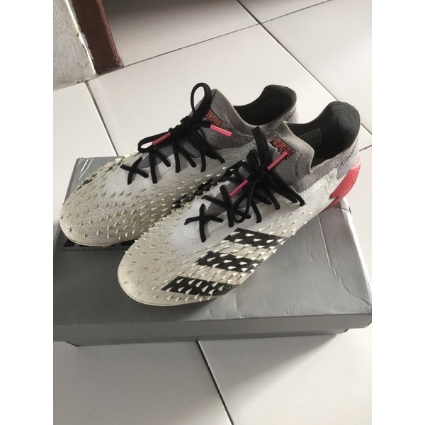 Sepatu Bola Adidas Predator Freak.1 FG White