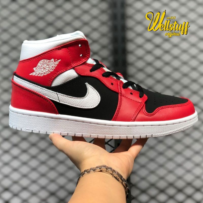 SEPATU NIKE AIR JORDAN 1 MID WOMEN CHICAGO BLACK TOE