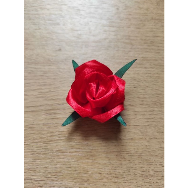 Kelopak Bunga Mawar dari satin handmade artificial hiasan hantaran sangjit dekorasi foto hiasan mahar seserahan pernikahan DIY hampers