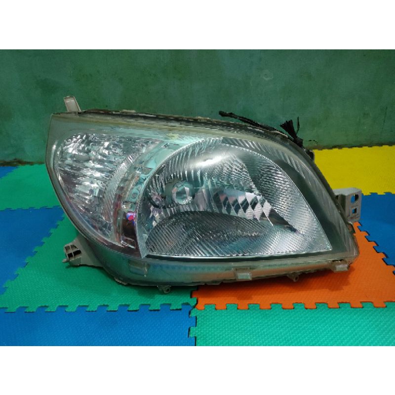 lampu depan Toyota Rush tahun 2010