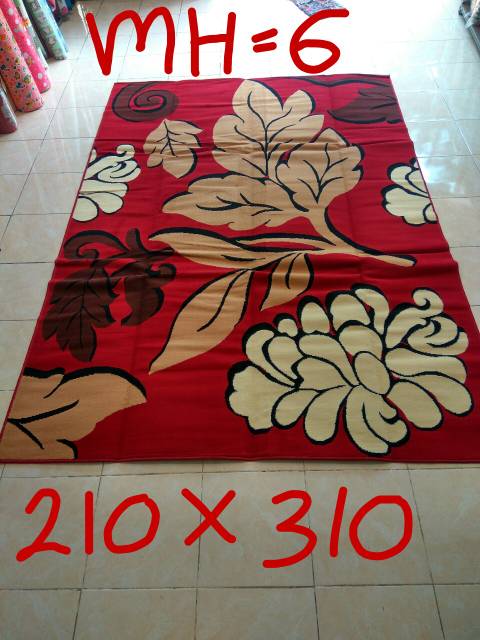 Karpet permadani motif abstrak dan kembang