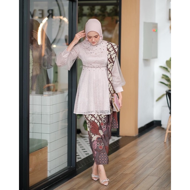 (Akita-nadine tunik series Nude) set couple kebaya wanita &amp; kemeja batik pria. kebaya wisuda kebaya kondangan kebaya lamaran bahan lace premium