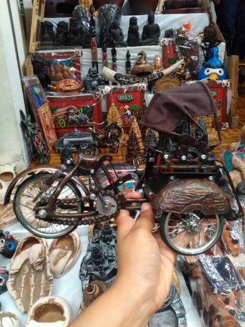 (BISA COD) MINIATUR BECAK JAWA TRADISIONAL BAHAN LOGAM BESI 28x21x12 cm - PAJANGAN DEKORASI RUMAH