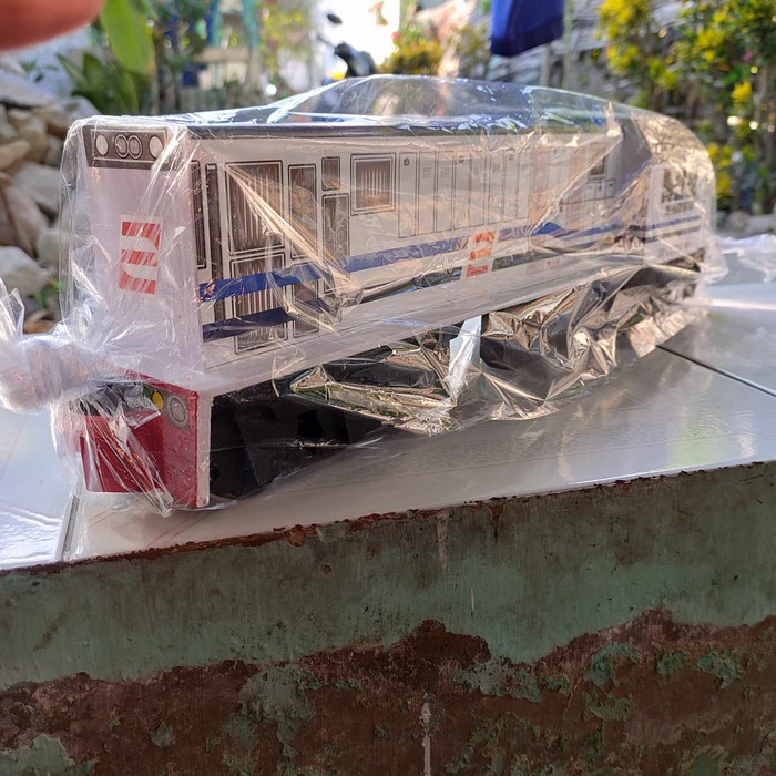 Lokomotif CC201 Livery White Blue Logo KAI Z MINIATUR KERETA API KAYU