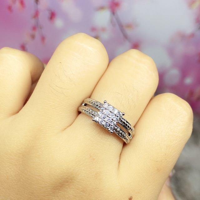 Cincin replika Berlian