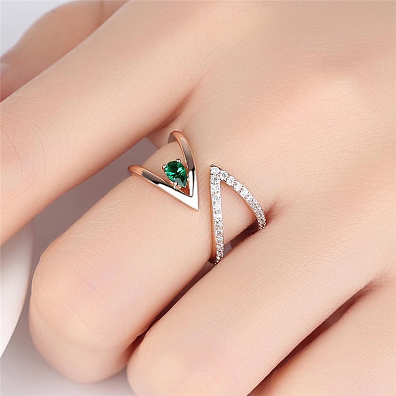 Cincin Model Terbuka Bentuk V Aksen Emerald Untuk Wanita