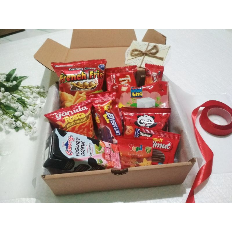 

Snack box Wisuda / Ulang Tahun / snack hampers/ gift snack/ dll SIZE MEDIUM