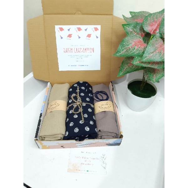 

Hampers / Kado / Giftbox Daster dan 2 Hijab HAMPERS ULANG TAHUN