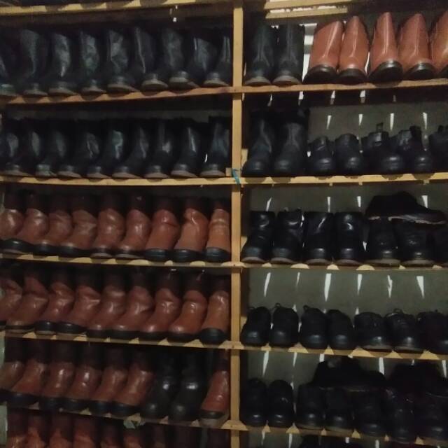 Sepatu safety second