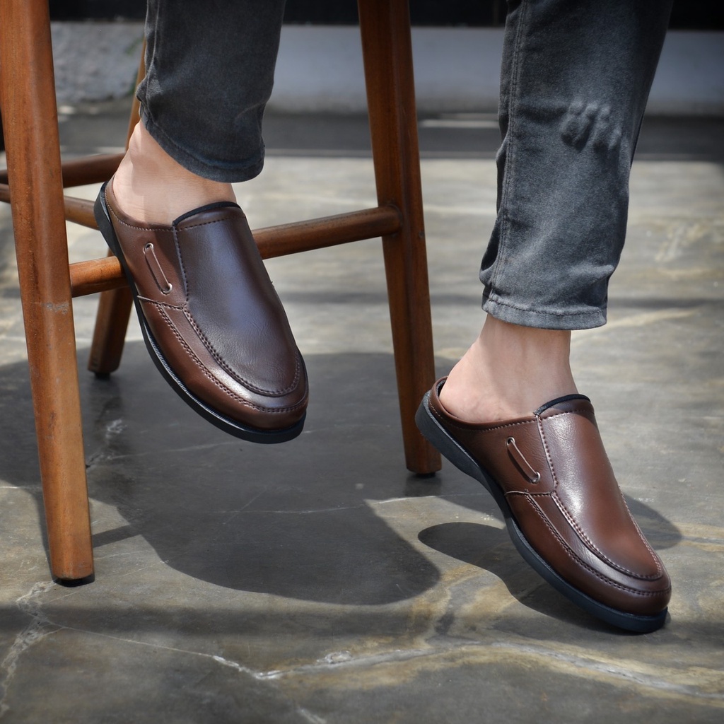 RIONZ X CESTER BROWN SERIES - Sepatu Casual Santai Slip On Pria Mules Semi Formal Hitam Coklat Tutong Bustong Cowok Dewasa Kulit PU Asli Original Kuliah Kantor Pesta Kondangan Pernikahan Kerja Dinas Perkantoran Gaya kekinian Terlaris Murah Trendy Terbaru