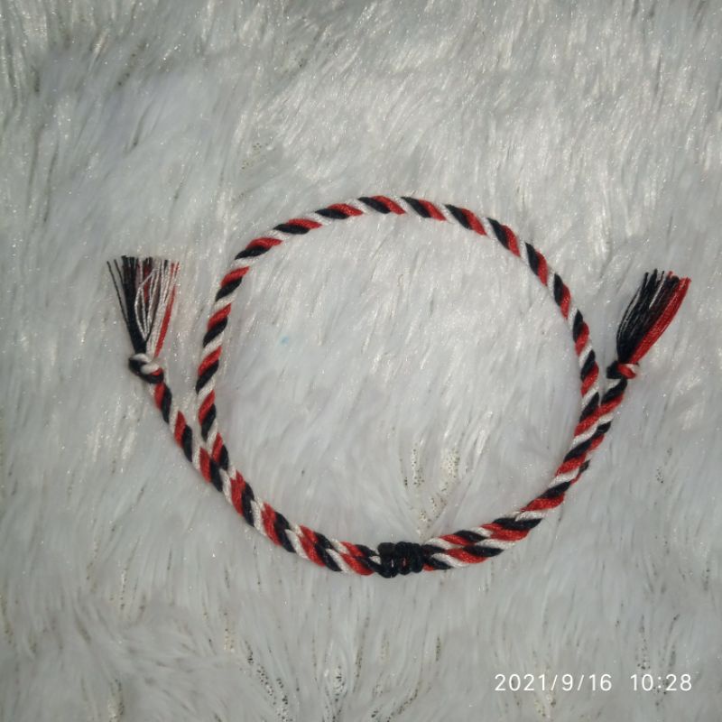 gelang tridatu benang jahit