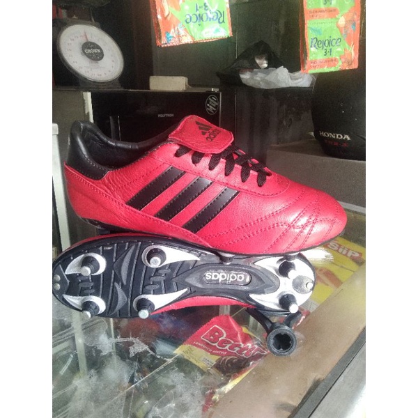 sepatu sepak bola pul 6 besi merah kulit sapi asli