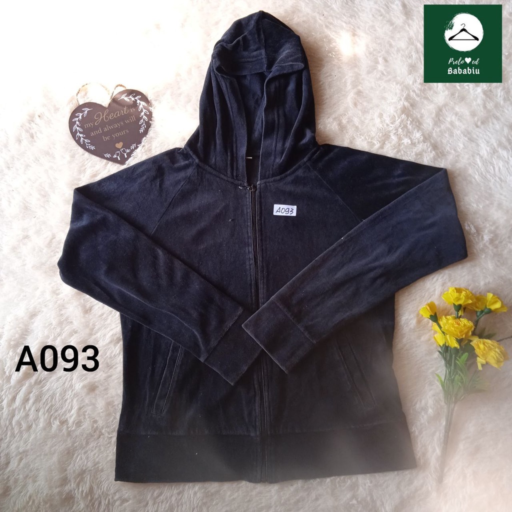 Uniqlo Jaket Hoodie Beludru Hitam L Wanita A093