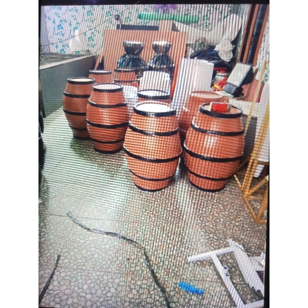 Vas bunga dekorasi pelaminan model gentong motif kayu