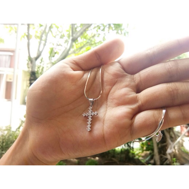 Kalung liontin salib emas putih