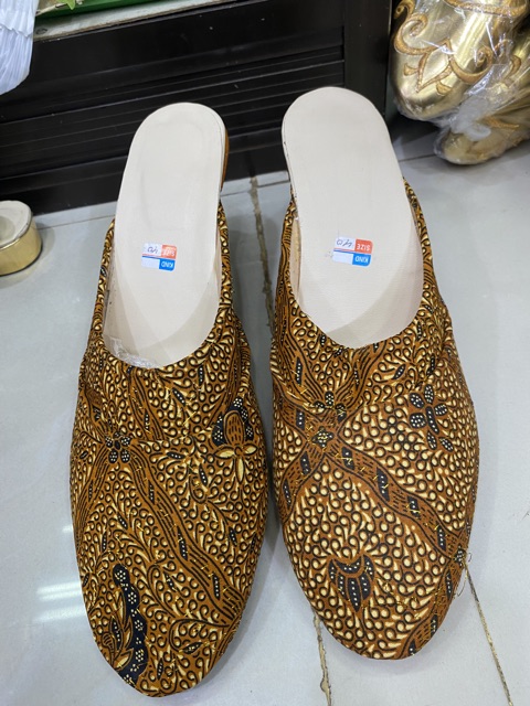 Selop batik sepasang cowok dan cewek/selop pengantin/selop pengantin batik