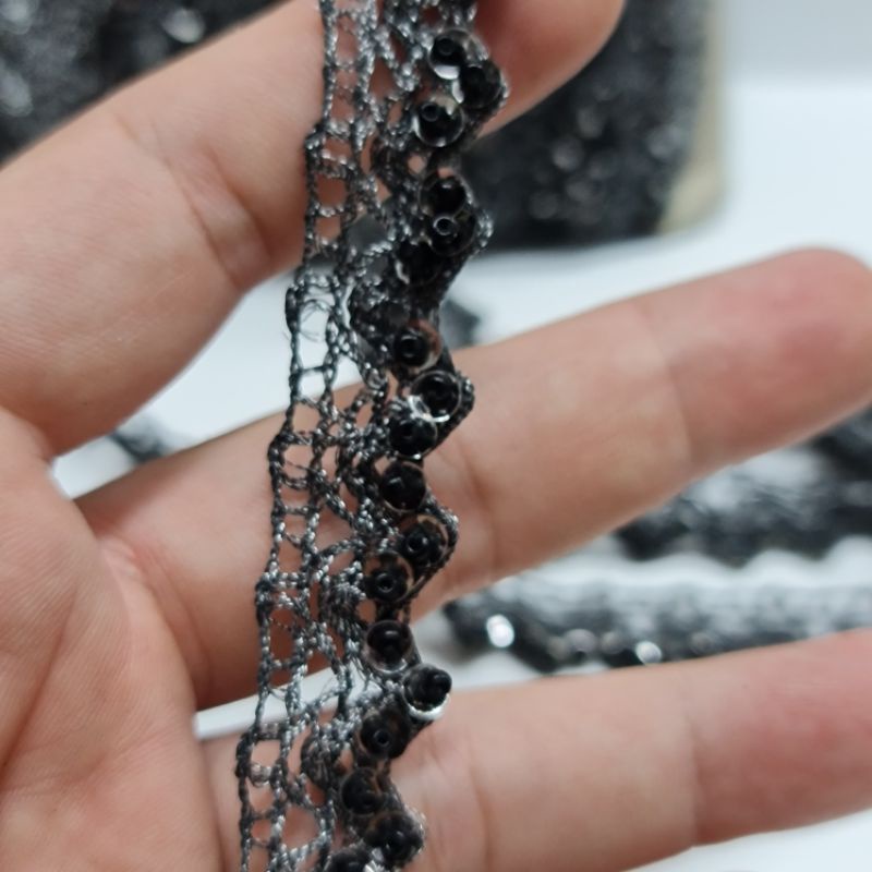 APLIKASI RENDA JARING KOMBINASI MUTIARA BENANG HITAM DAN PERAK KUALITAS HALUS LEBAR 1,5 CM PER METER