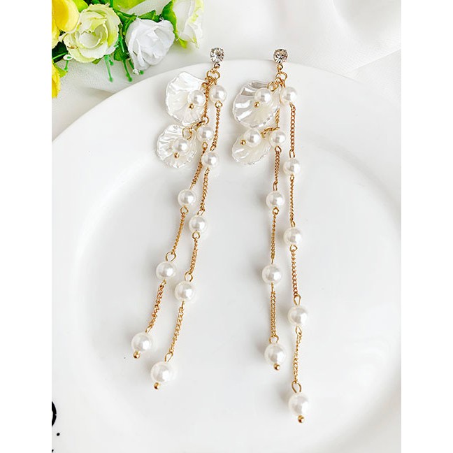 LRC Anting Tusuk Fashion White Alloy Pearl Shell Earrings F75022