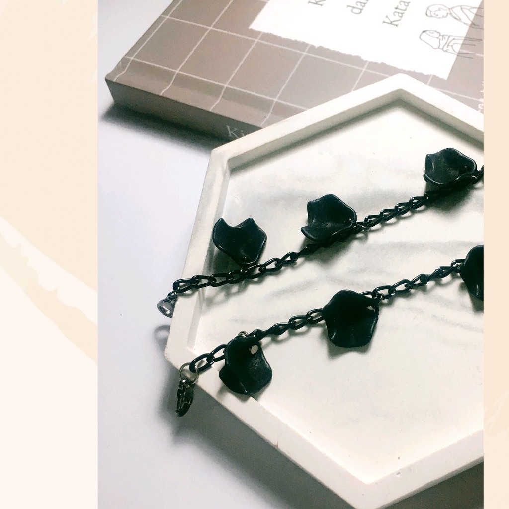 Black Iris Strap Mask | Tali Masker | Mask Chain