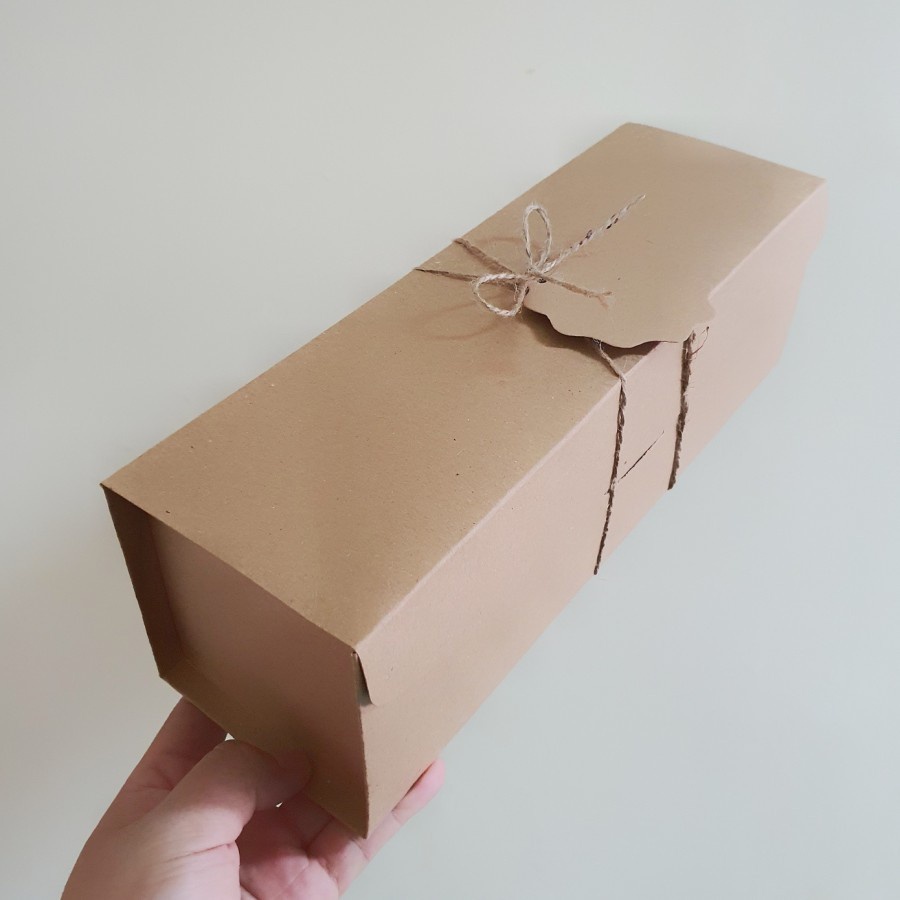 

Packaging Bolu Gulung Box Rollcake Kotak Kue 27x8,5x8,5 cm Bahan Kraft Laminasi dua sisi