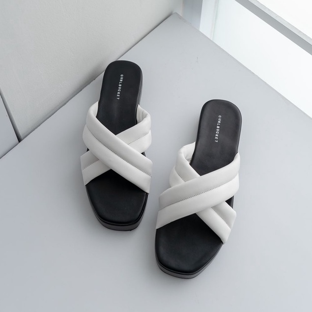 CROSSY FLUFFY SANDAL