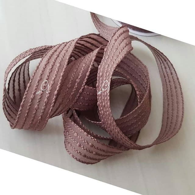 

Pita Kain GV Coklat Garis-Garis Jahit; Lebar 2.5cm; Panjang 20yard
