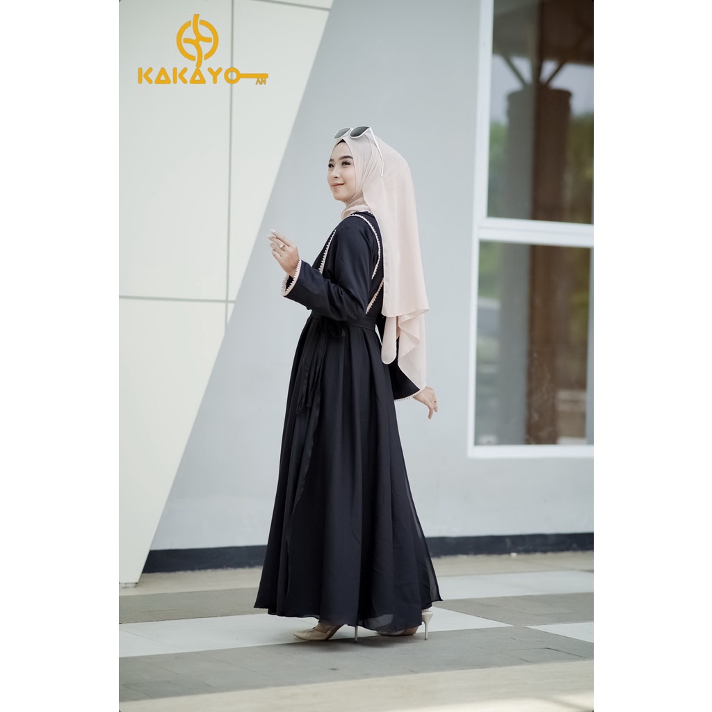 Gamis muslimah edisi khusus dari Kakayo dengan material dari Maxmara yg lembut di kombinasikan dengan kain diamond yg elegan, memakai renda yg cantik. produk edisi khusus bisa COD dan di jamin Original dari KAKAYO