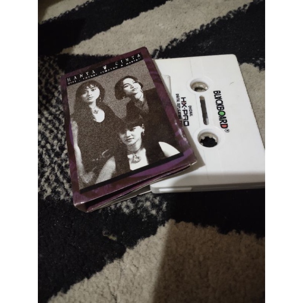 kaset pita tiga dara / hanya cinta