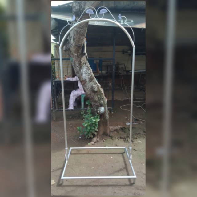 Tiang ayunan bayi tanpa roda