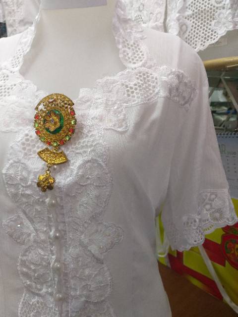 Kebaya putih lengan pendek (kebaya encim)