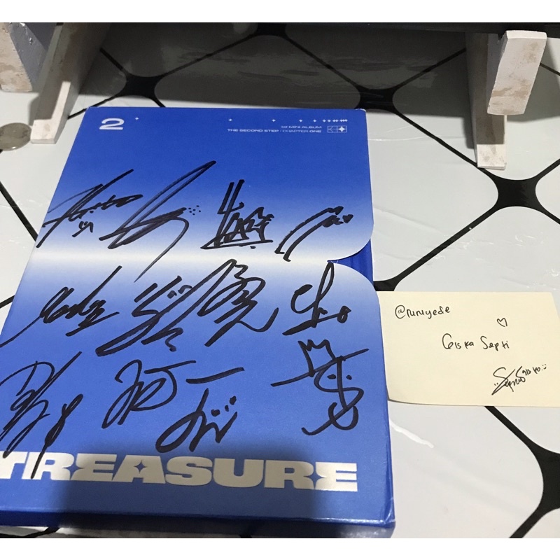 TREASURE SIGNED ALBUM (BOOKED)
