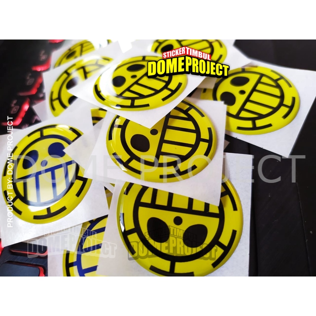 STIKER MOTOR TRAFALGAR LAW EMBLEM STIKER TIMBUL LENTUR STICKER ANIME BULAT DIAMETER 35MM