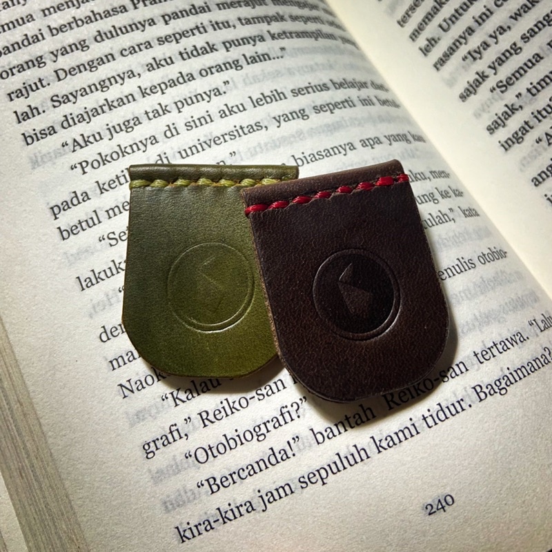 

Lipet Leather Bookmark - Pembatas Buku Kulit