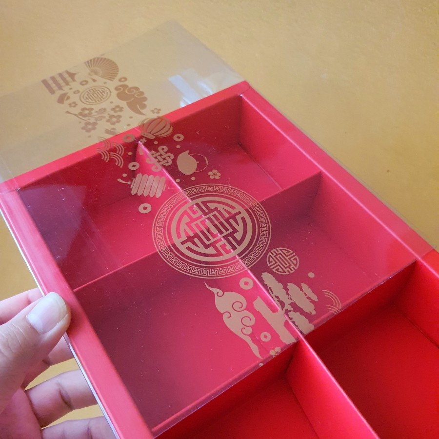 

(5 Pcs) Dus Nastar Eggtart Sekat 6 Merah Tutup Full Mika Motif Imlek Sincia Box Mooncake Hampers Chinese New Year CNY