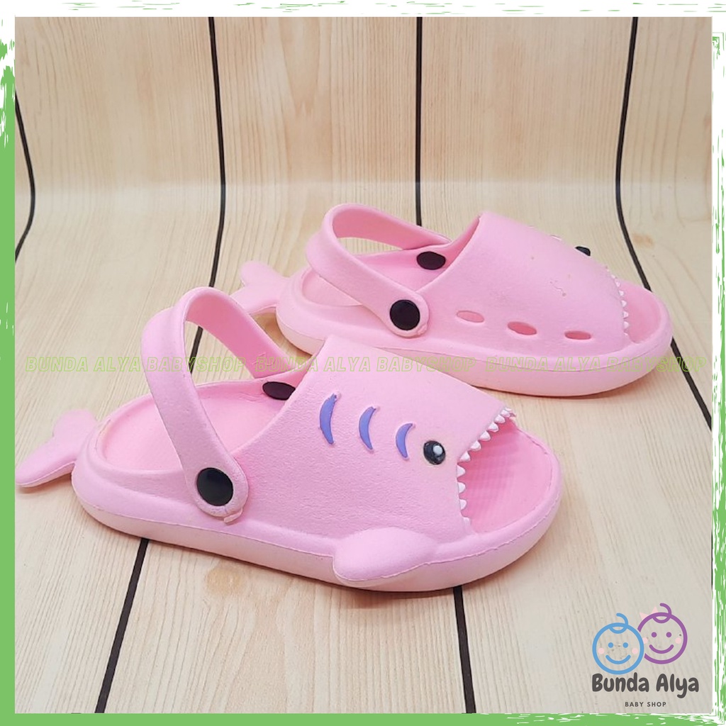 Sendal Anak Perempuan IMPORT Usia 3 4 5 Tahun Baby Shark Lentur Elastis - Sepatu Sandal Slop Anak Cewek Model Ikan Lucu PINK Sendal Anak Cowok Cewek Kret Anti Licin Sendal Slop Anak Tali Belakang Nyaman Dipakai Size 24-28