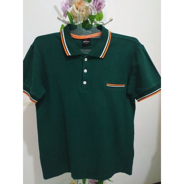 Kaos polo hijau botol, lengan pendek