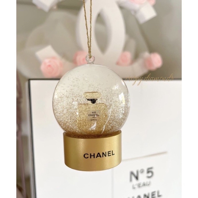 

CCHANEL SNOW GLOBE GIFT