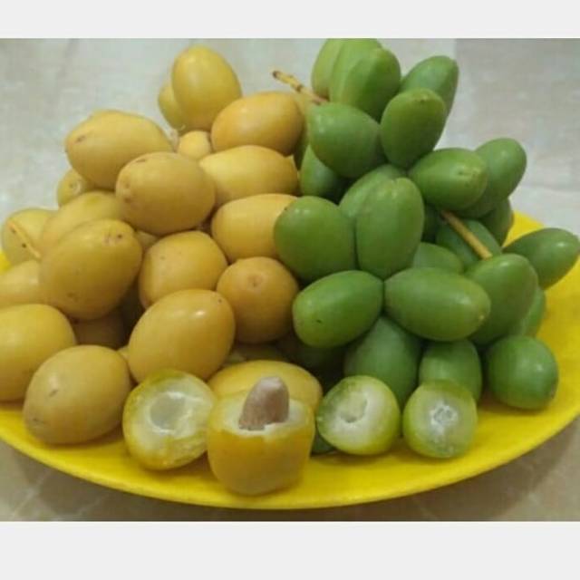 

Buah kurma muda
