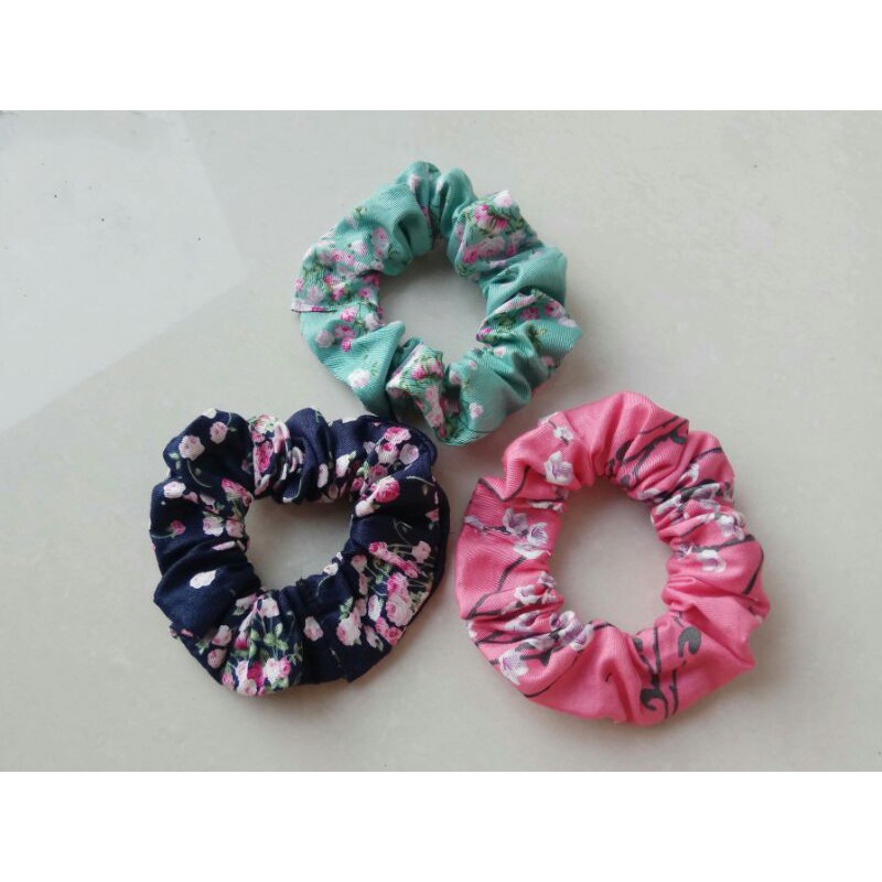 

Ready stock Sakura scrunchies