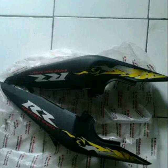 Cover body belakang ninja rr new hitam dof striping kuning original