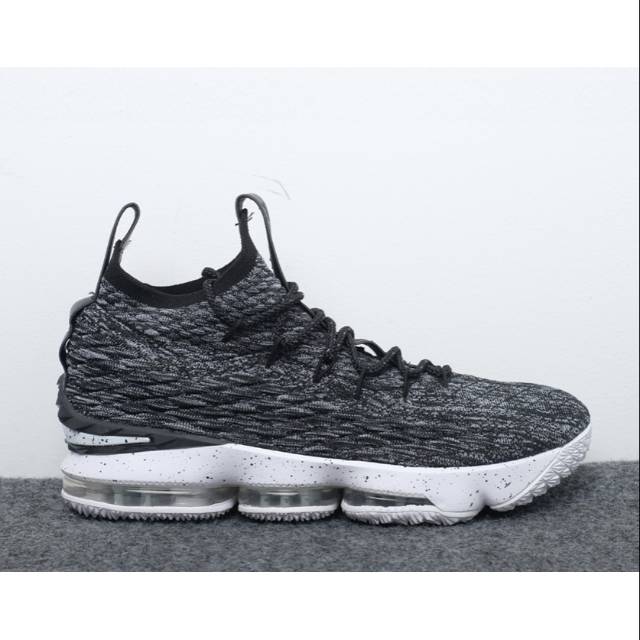 SEPATU NIKE LEBRON 15 - hitam putih
