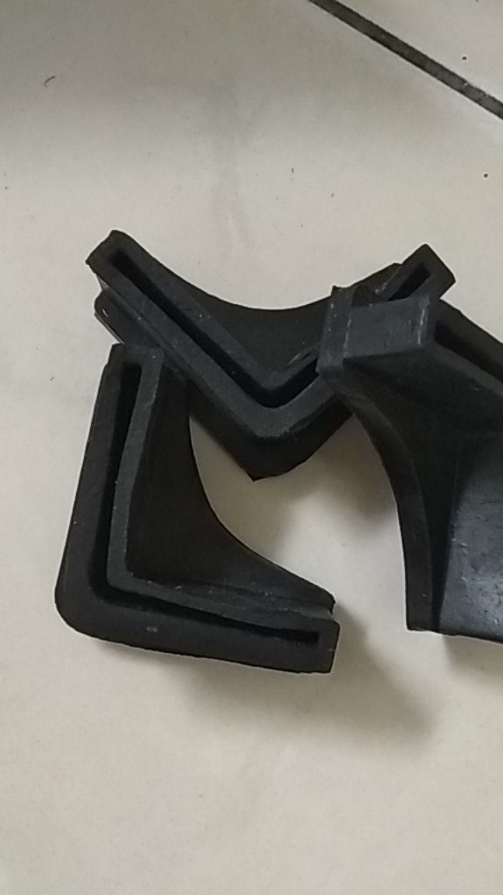 Karet L Atau Karet Alas Siku Rak, Meja, Lemari, Kursi Hitam 4cm X 4cm
