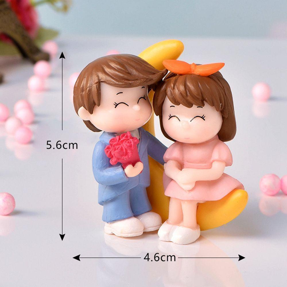 [Elegan] Patung Miniatur 5.6x4.6 cm Memberikan Bunga Resin Craft Pasangan Patung Pemandangan Taman Terrarium Dekorasi Fairy Garden