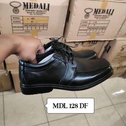 Sepatu kulit pria kantor medali tali hidup tampil lebih keren