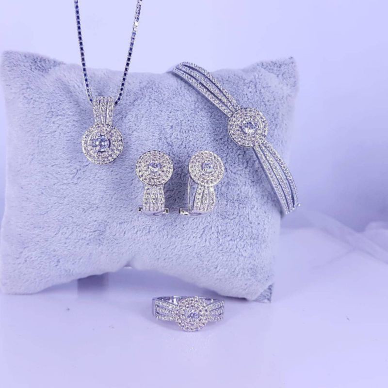 set perhiasan Replika Berlian