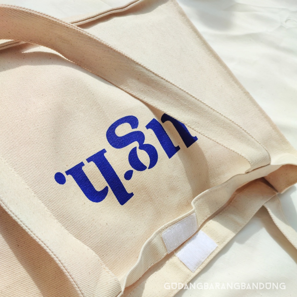 Tote Bag Canvas dengan Desain Square 'UGH': Gaya yang Ekspresif untuk Aktivitas Anda!